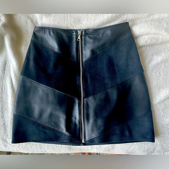 Black leather skirt with silver zipper - Picture 3 of 5
